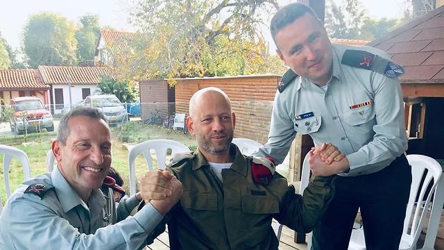 Ronen Magen with former comrades (באדיבות המשפחה) Ronen Magen with former comrades