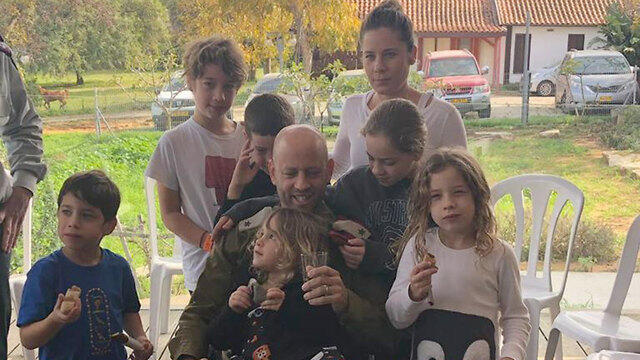 Ronen Magen with wife and six children (באדיבות המשפחה) Ronen Magen with wife and six children