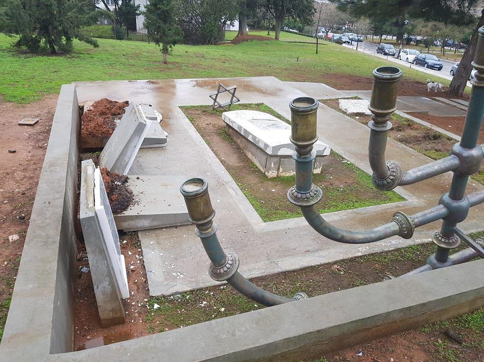 Разрушенный мемориал. Фото: Симан-Тов Цадка