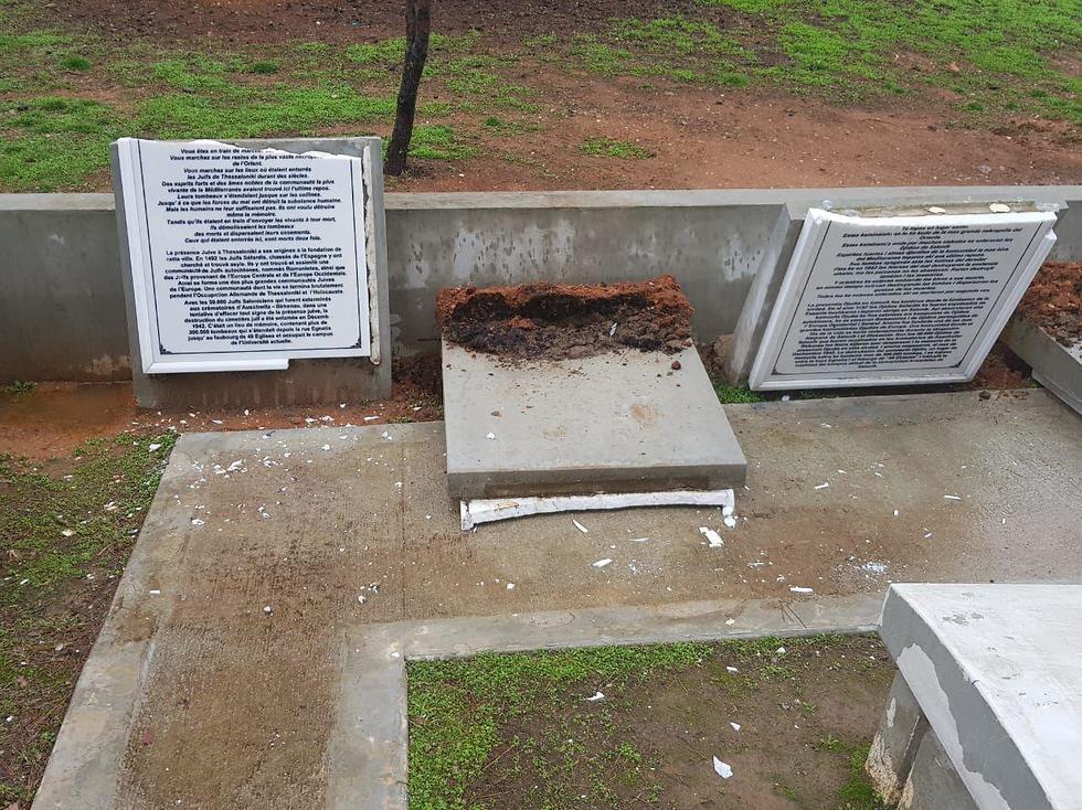 Разрушенный мемориал. Фото: Симан-Тов Цадка