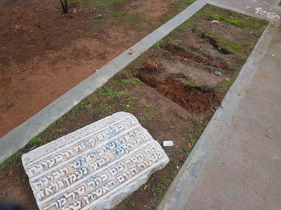 Разрушенный мемориал. Фото: Симан-Тов Цадка