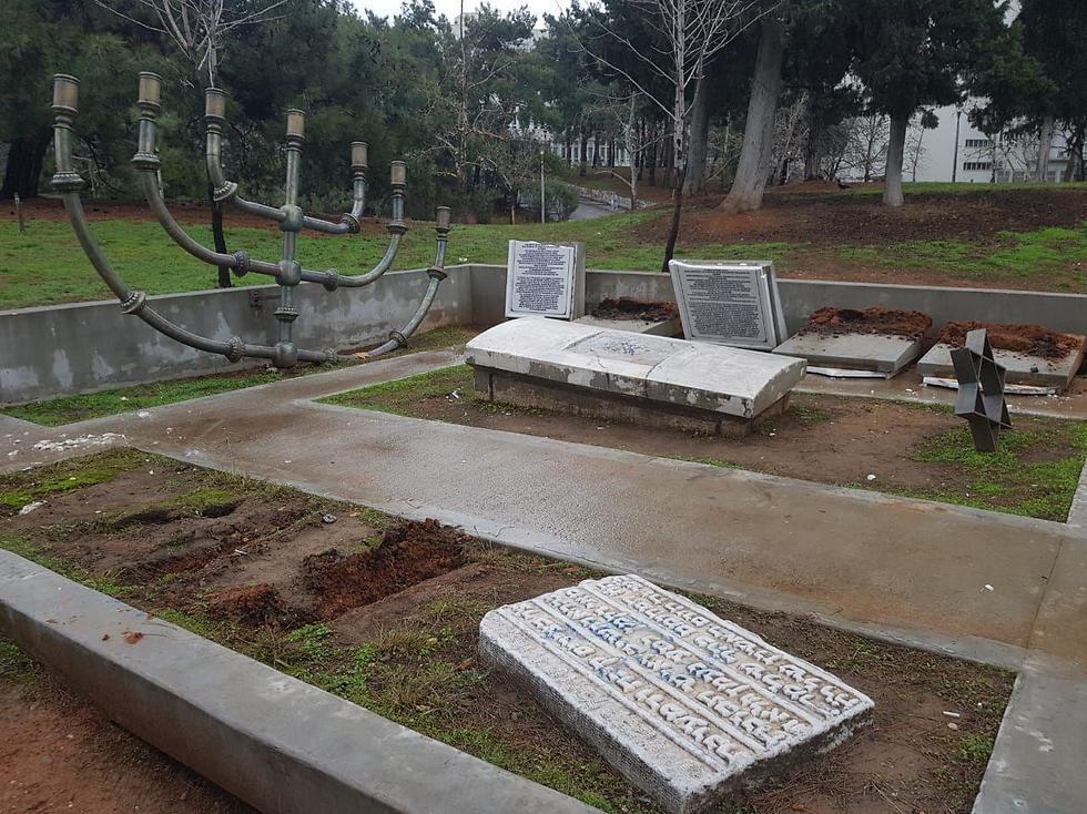 Разрушенный мемориал. Фото: Симан-Тов Цадка