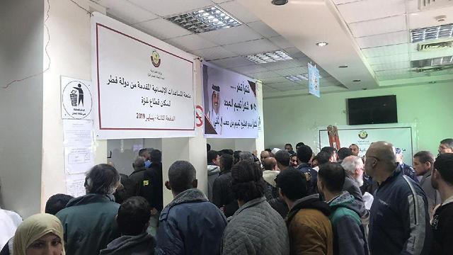 Gazans line up to receive their payoutnullnull Gazans line up to receive their payout