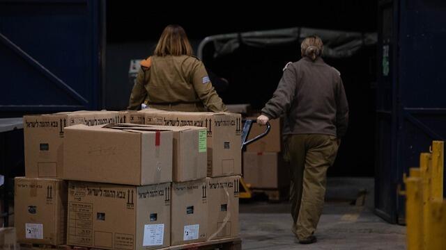 Погрузка оборудования на борт самолета. Фото: пресс-служба ЦАХАЛа