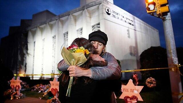 Mourners outside of Pittsburgh synagogue after 2018 attack (צילום: EPA) Mourners outside of Pittsburgh synagogue after 2018 attack