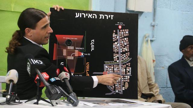 Адвокат Ласри демонстрирует маршрут движения Йегуды. Фото: Моти Кимхи