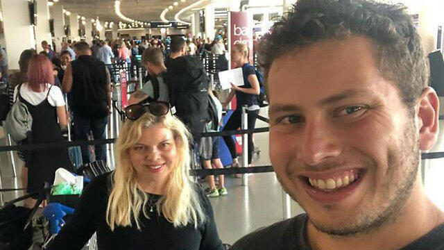 Авнер Нетаниягу с мамой Сарой в путешествии по Австралии. 