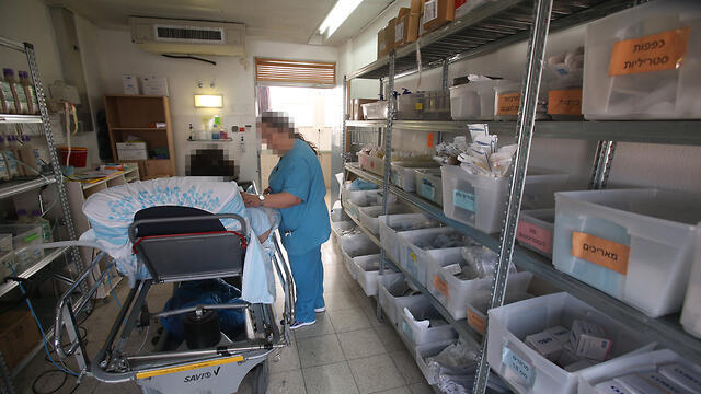 Больных размещают в подсобках. Фото: Эльад Гершгорн (צילום: אלעד גרשגורן) Больных размещают в подсобках. Фото: Эльад Гершгорн
