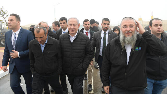 Prime Minister Netanyahu and foremer Netiv Ha'avot residents (צילום: עמוס בן גרשום, לע"מ) Prime Minister Netanyahu and foremer Netiv Ha'avot residents
