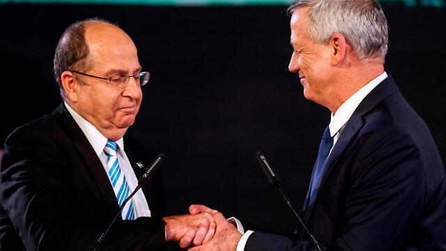 Gantz with political partner and fellow former army chief Moshe Ya'alon (Photo: AFP) (צילום: AFP) Gantz with political partner and fellow former army chief Moshe Ya'alon (Photo: AFP)