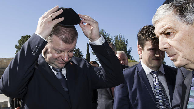 Lithuania's Prime Minister Saulius Skvernelis puts on a kippa as he enters the Hall of Remembrance at the Yad Vashem Holocaust memorial in Jerusalem, Tuesday January 29, 2019 (Photo: AP) Lithuania's Prime Minister Saulius Skvernelis puts on a kippa as he enters the Hall of Remembrance at the Yad Vashem Holocaust memorial in Jerusalem, Tuesday January 29, 2019