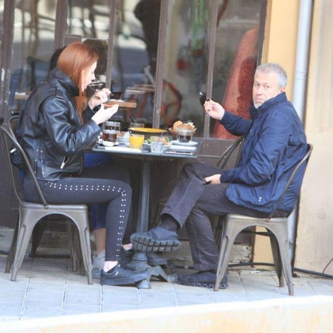 Миллиардер и его спутницы в кафе. Фото: Моти Левтон