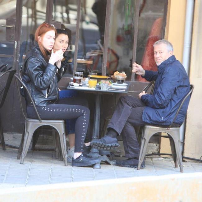 Роман Абрамович в простом кафе в Тель-Авиве. Фото: Моти Левтон