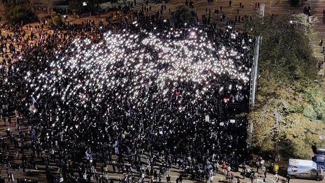 Демонстранты на площади Рабина