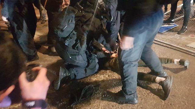 Задержание участника беспорядков. Фото: Итай Блюменталь