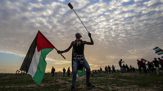 Gazans protest along the border with Israel (צילום: AFP) Gazans protest along the border with Israel