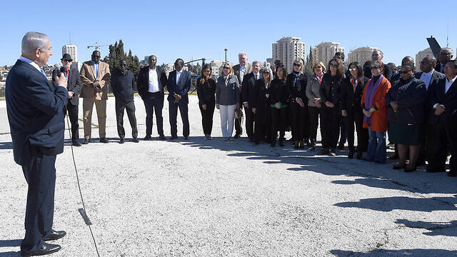 Нетаниягу выступает перед делегацией послов. Фото: Хаим Цах, ЛААМ