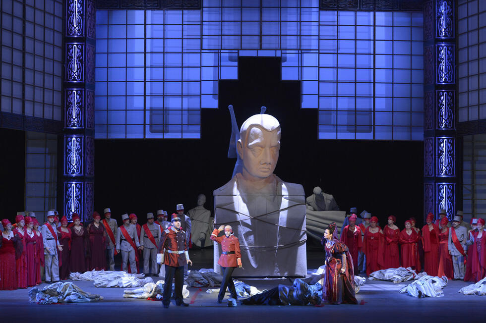 Сцена из оперы "Бал-маскарад". Фото: Йоси Цвекер