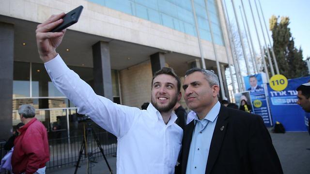 Элькин на участке. Фото: Алекс Коломойский (צילום: אלכס קולומויסקי) Элькин на участке. Фото: Алекс Коломойский