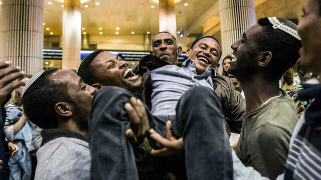 Встреча новых репатриантов из Эфиопии в аэропорту Бен-Гурион. Фото: AP