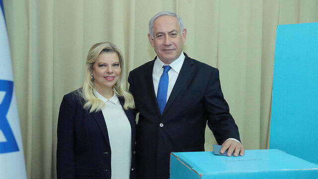 The Netanyahus voting in the Likud primaries (Photo: Sharon Revivo) (צילום: שרון רביבו) The Netanyahus voting in the Likud primaries (Photo: Sharon Revivo)