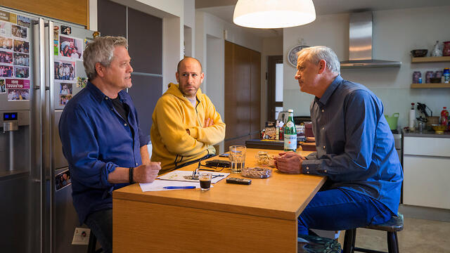 Benny Gantz talks to Shlomo Artzi and Hanoch Daum (צילום: תומריקו) Benny Gantz talks to Shlomo Artzi and Hanoch Daum