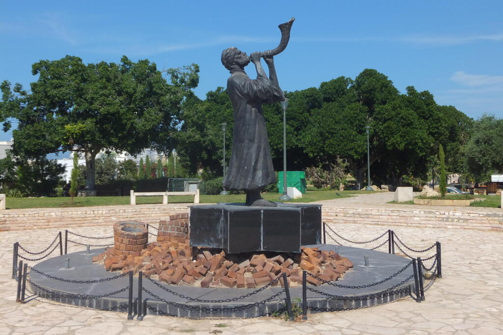 Мемориал жертвам Холокоста до осквернения. Фото: Леон Левитас