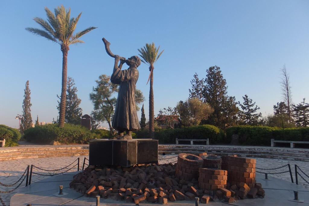 Скульптура уже стоит, основание еще ремонтируется. Фото: Леон Левитас