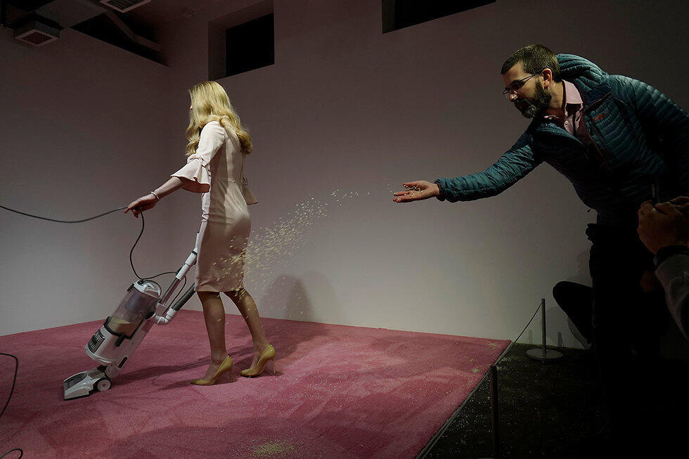 Арт-объект "Иванка пылесосит" на выставке в Вашингтоне. Фото: AP