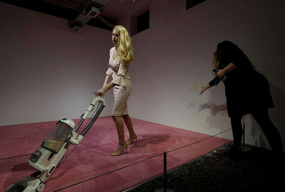 Арт-объект "Иванка пылесосит" на выставке в Вашингтоне. Фото: AP