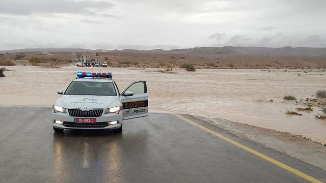 The police blocked road 40 and 90, two major highways in the Judean and Negev Deserts (צילום: דוברות המשטרה) The police blocked road 40 and 90, two major highways in the Judean and Negev Deserts