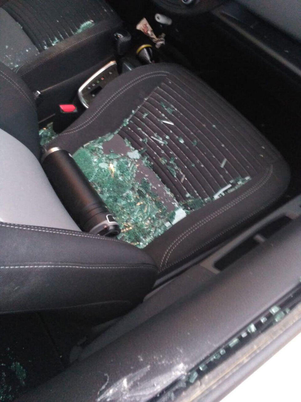 Салон обстрелянной камнями машины. Фото: Йегуда Йерухам