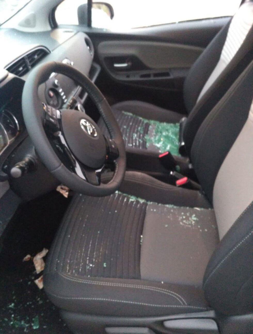 Салон обстрелянной камнями машины. Фото: Йегуда Йерухам