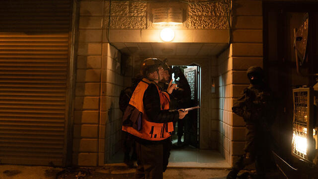 Подготовка к сносу дома. Фото: пресс-служба ЦАХАЛа (צילום: דובר צה"ל) Подготовка к сносу дома. Фото: пресс-служба ЦАХАЛа