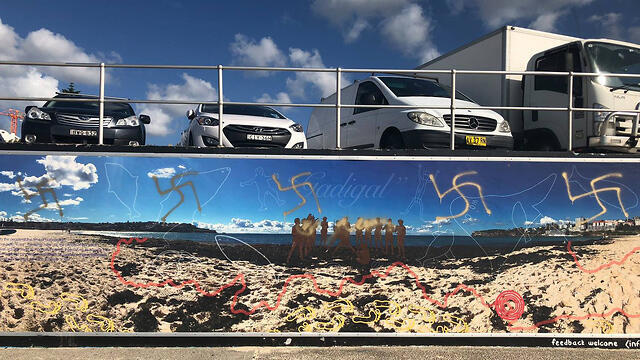 Свастики у пляжа Бонди-Бич в Австралии