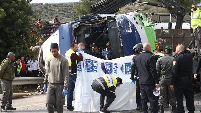 Rescue personnel at the scene (Photo: Ohad Zwigenberg) (צילום: אוהד צויגנברג) Rescue personnel at the scene (Photo: Ohad Zwigenberg)