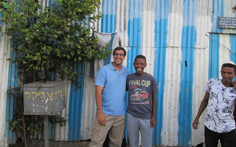 Автор статьи Ширан Амуси с подростками в лагере ожидающих репатриации в Эфиопии