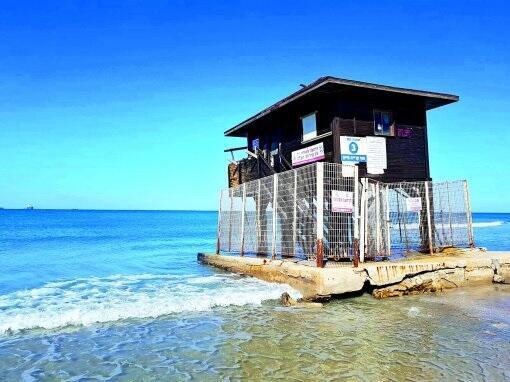 Спасательные будки оказались в воде. Фото: Нахум Сегал (Фото: Нахум Сегал) Спасательные будки оказались в воде. Фото: Нахум Сегал