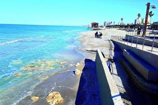 Море подошло вплотную к бетонной ограде. Фото: Нахум Сегал (Фото: Нахум Сегал) Море подошло вплотную к бетонной ограде. Фото: Нахум Сегал