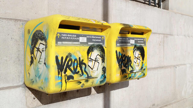 Swastikas graffitied over the face of late French Jewish politician Simone Veil (Photo: AFP) (Photo: AFP) Swastikas graffitied over the face of late French Jewish politician Simone Veil (Photo: AFP)