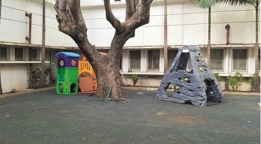 Два грязных аттракциона для маленьких пациентов. Фото: личный архив (Фото: личный архив) Два грязных аттракциона для маленьких пациентов. Фото: личный архив