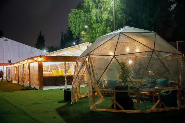 В иглу можно поужинать вдвоем, а можно отдохнуть целой компанией. Фото: Рики Рахман