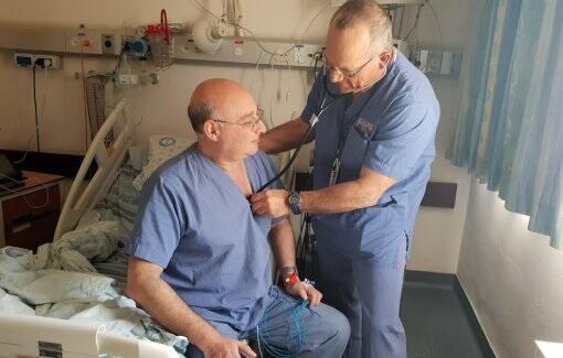 Д-р Аарон Фримерман проверяет состояние здоровье д-ра Корина. Фото: пресс-служба больницы "Гилель Яфе" (Фото: пресс-служба больницы "Гилель Яфе") Д-р Аарон Фримерман проверяет состояние здоровье д-ра Корина. Фото: пресс-служба больницы "Гилель Яфе"