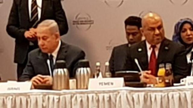 Netanyahu sits beside Yemen's foreign minister in Warsaw (Photo: Itamar Eichner) (צילום: איתמר אייכנר) Netanyahu sits beside Yemen's foreign minister in Warsaw (Photo: Itamar Eichner)
