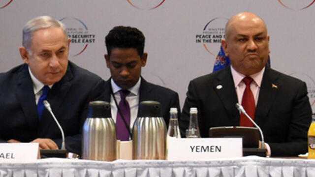 Benjamin Netanyahu sits beside Yemen's foreign minister at the Warsaw conference (צילום: AFP) Benjamin Netanyahu sits beside Yemen's foreign minister at the Warsaw conference