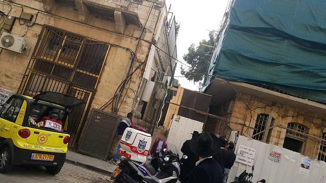 Спасатели у школы на улице Давид Елин в Иерусалиме. Фото: оперативная съемка МАДА