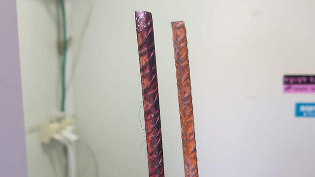 Арматурный прут, упавший на Теилу