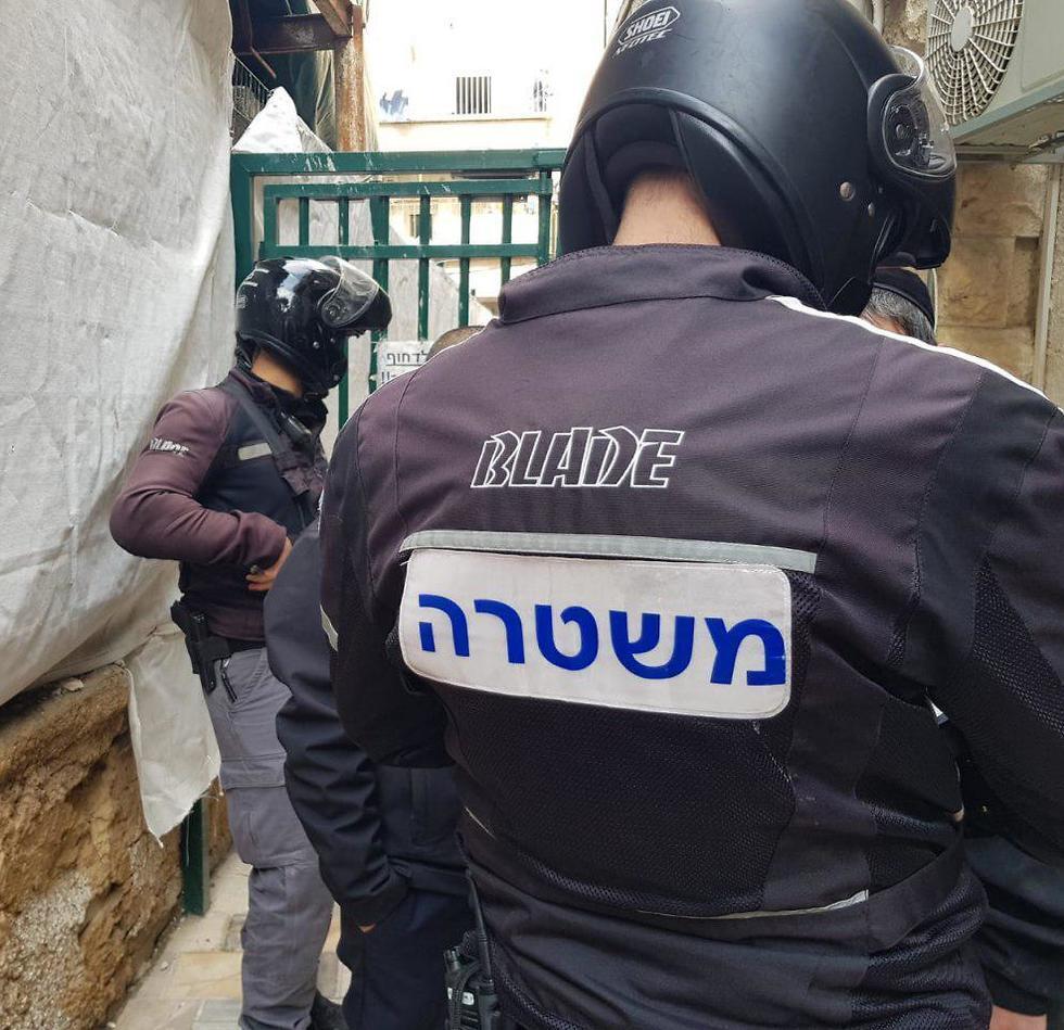 Полицейские осматривают место происшествия. Фото: пресс-служба полиции