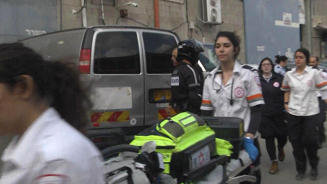 Парамедики на месте происшествия. Фото: Ницан Дрор (צילום: ניצן דרור) Парамедики на месте происшествия. Фото: Ницан Дрор