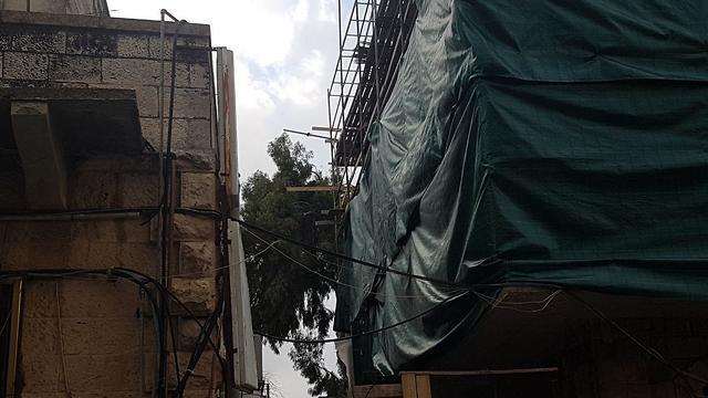 Школа (слева) и дом, откуда вылетел прут